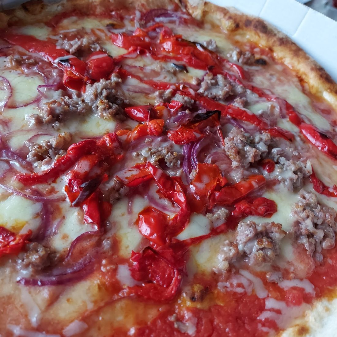 Pizza con salsiccia, peperoni arrostiti e cipolla di Tropea